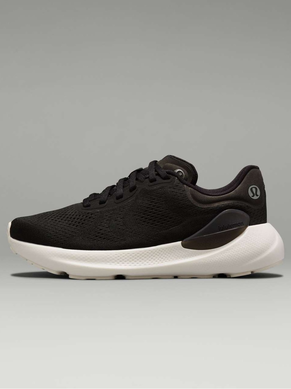 Lululemon black beyondfeel running shoe size 8